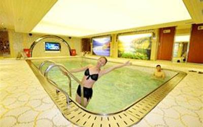 长江二号游轮游轮室内游泳池1