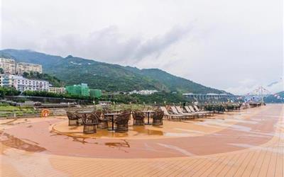 世纪梦想号游轮顶层甲板